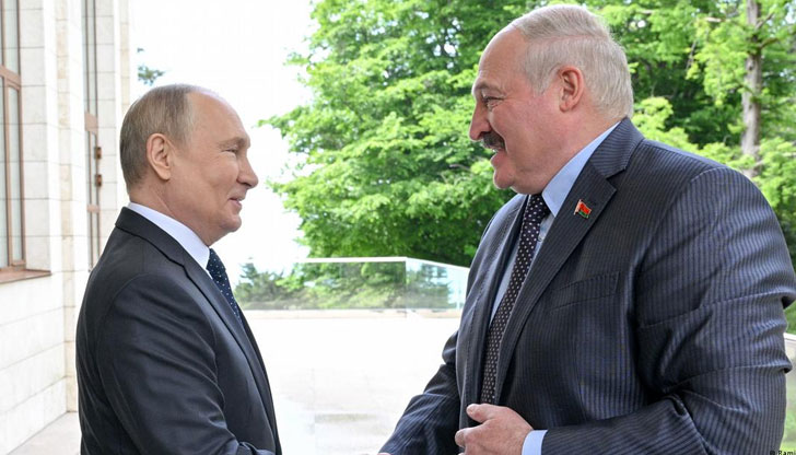 Тракторът е от среден клас с 6-цилиндров двигателБеларуският президентАлександър Лукашенко