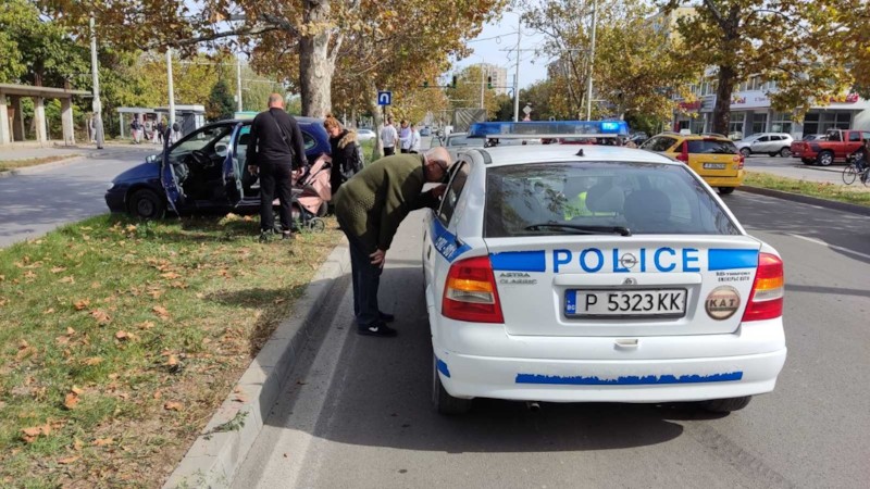 Катастрофа между два автомобила доведе до удар в дърво на