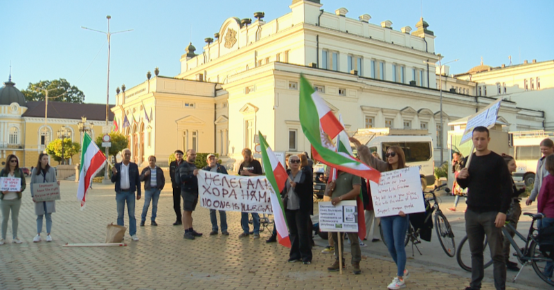 Демонстрацията е и срещу режима в Иран и ограничаването на