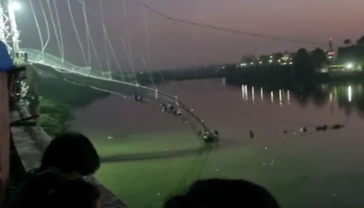 На кадри, разпространени от него се вижда как хора се