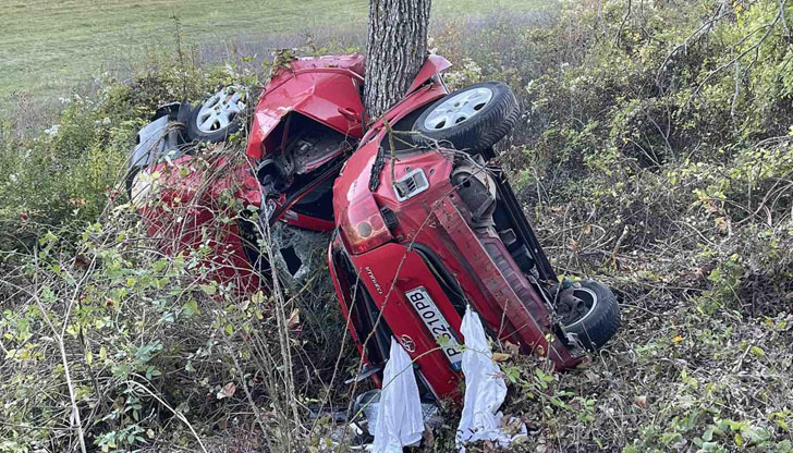 Лек автомобил се обви около дърво след удар в негоТежка катастрофа