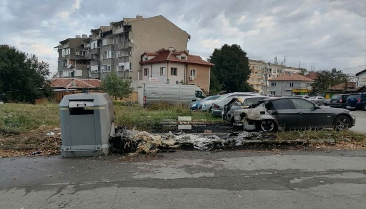 Няма пострадали при инцидента, но щетите по колите са значителниПожар