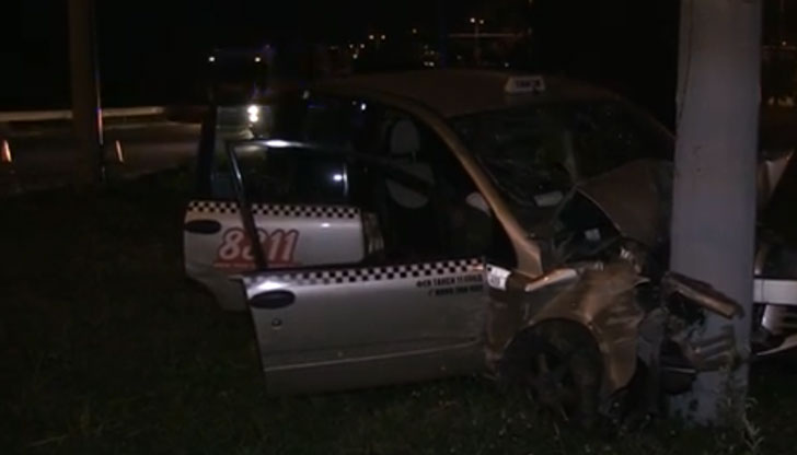 Двамата пострадали са без опасност за животаКатастрофа между два автомобила,