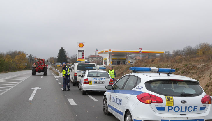 Камионът се е преобърнал по таван в канавката, двама души