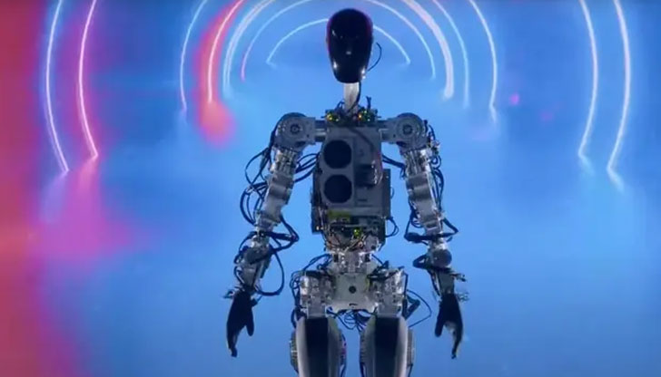 Ранната версия на робота се появи предпазливо на сцената в