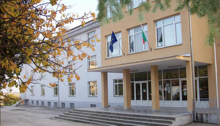 През последните три учебни години приемът на ученици в училището