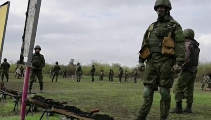 Неизвестни са открили огън по строените в редица мъжеСтрелба в