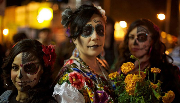 Празнуващи се събраха на един от главните булеварди на Мексико