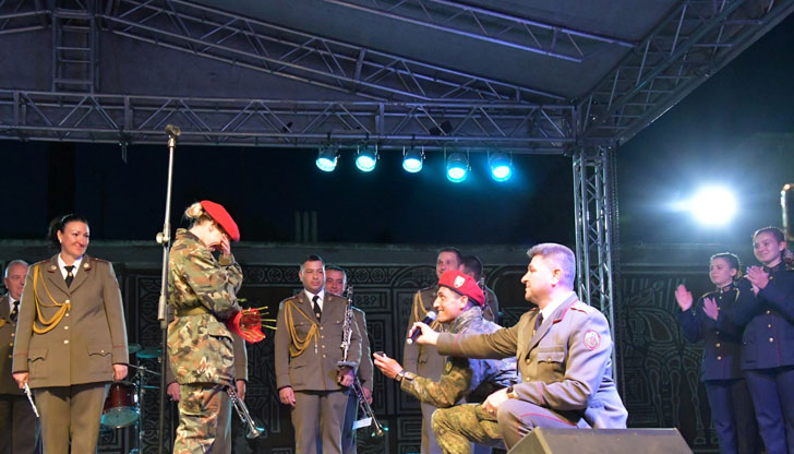 Кадет Петър Петков и редник Катерина Вълчева са се запознали