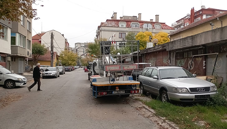 Целият тротоар на улица Шести септември е зает от коли,