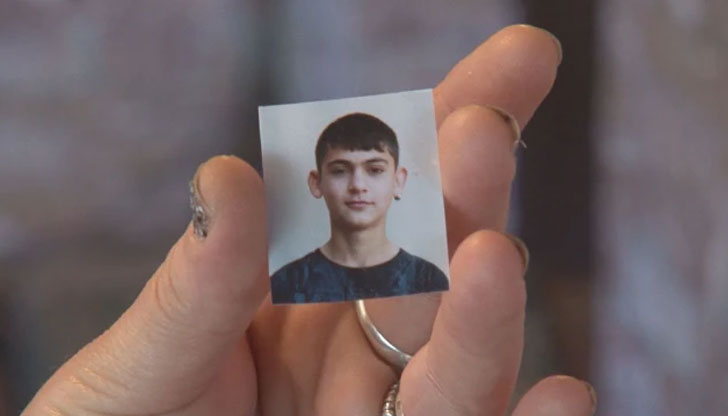 Кадри показват как 14-годишният Радослав пада след два удара в главата