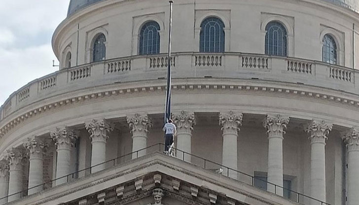 Протестната акция на 24-годишния активист Саша бе заснета от камераЕкоактивист