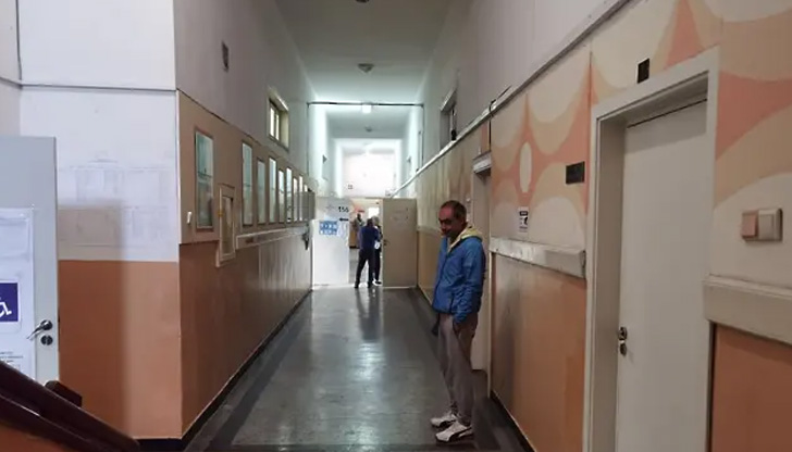 За първия час и половина през секциите са преминали по