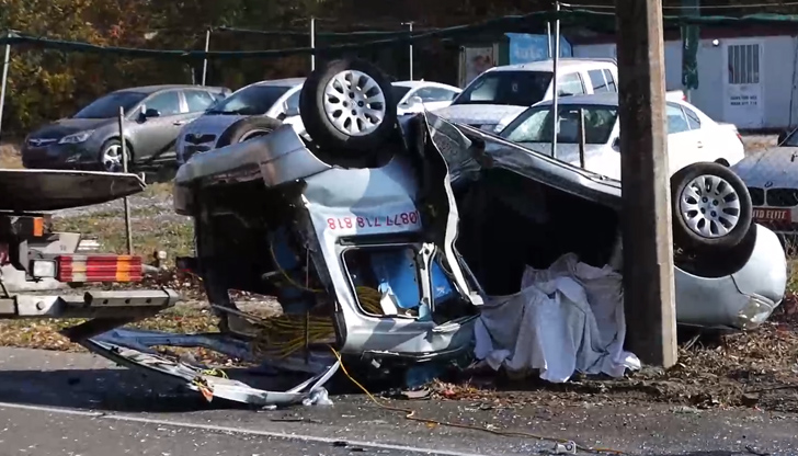 Автомобилът се преобърнал и се ударил в стълбДвама млади мъже