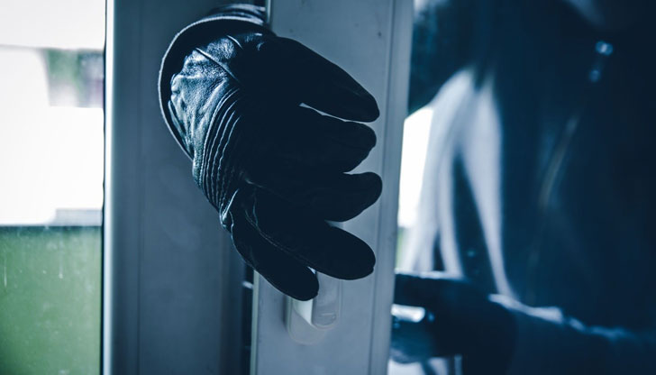 Служители на Първо РУ разследват сигнал за кражба от павилион