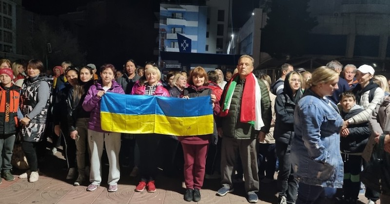 Хотелиери подкрепиха исканията на бежанцитеСтотици украинци, настанени в хотелски бази