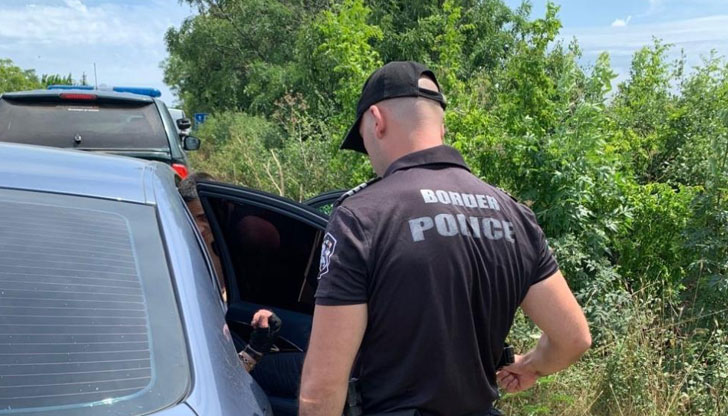 Задържаните са помогнали на петима афганистански граждани да преминат незаконно