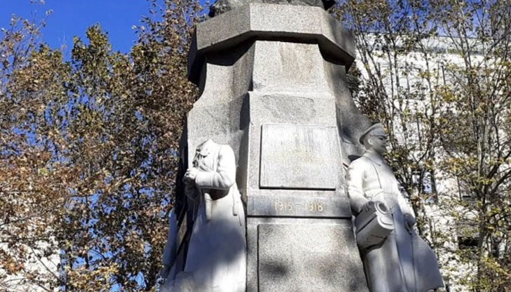 Това е поругаване на паметника, допуснато от лошо възпитание и