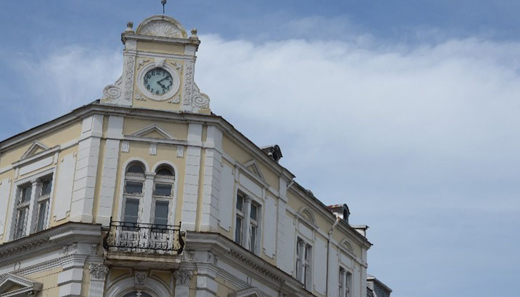 Една градска забележителност, която вместо 12:00 показва 9:00 часаЗащо часовникът