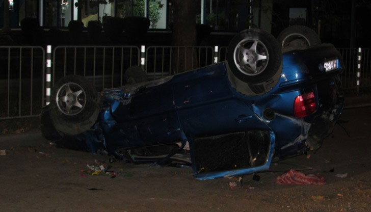 Автомобилът се е обърнал по таван и 22-годишната пътничка е