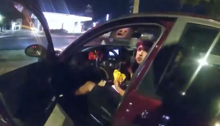 Запис от охранителната камера показва как полицаят рязко отваря вратата