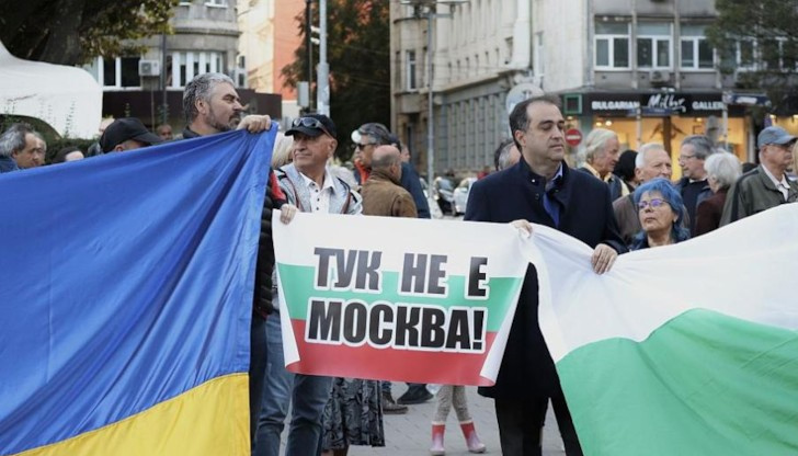 Протестиращите скандират Оставка“ и носят плакати с надписи Да, Украйна