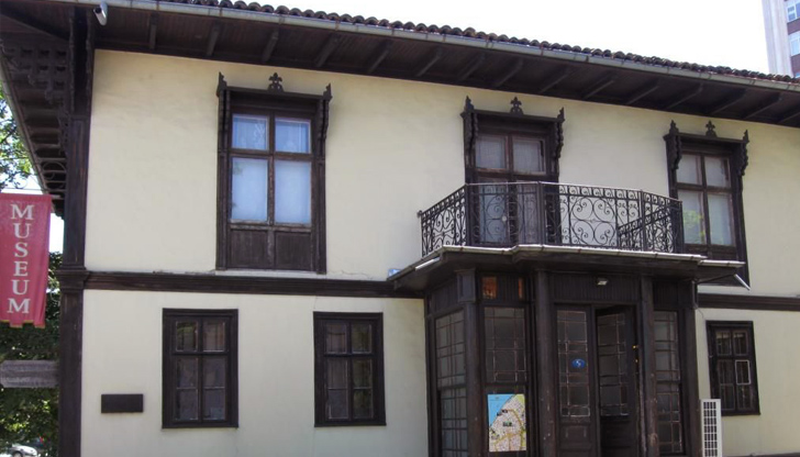 Стените и таванът на втория етаж са изографисани през далечната