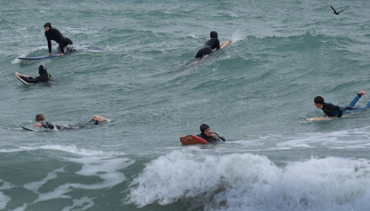 Десетки облякоха неопреновите костюми и грабнаха сърфаСърфистите са особена порода