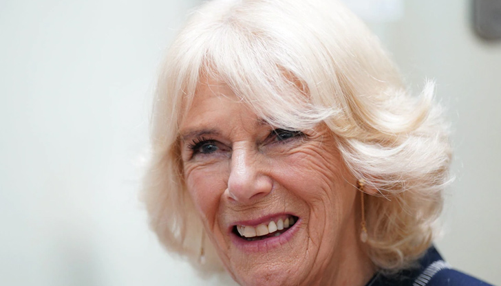 Принц Чарлз става крал, приемайки името Чарлз III, съпругата му