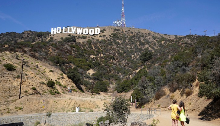 Надписът е висок 13 метра и се боядисва на всеки