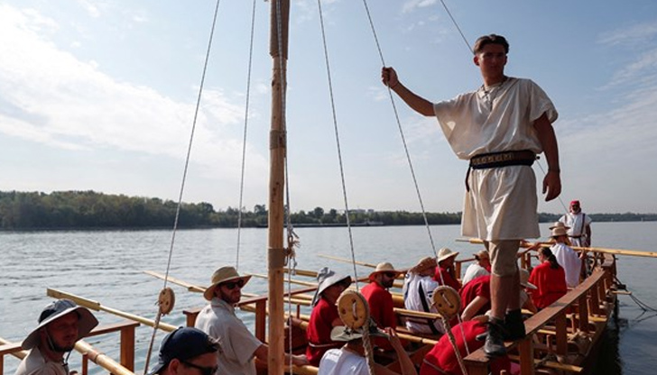 Той пътува по река Дунав със своя международен екипаж два