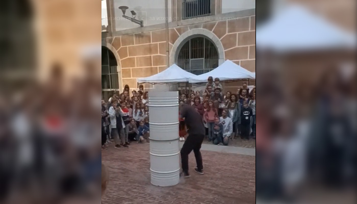 По време на експеримента контейнер с течен азот се е