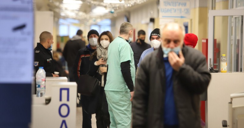 Изискването за носене на предпазни маски за лице в лечебните заведения