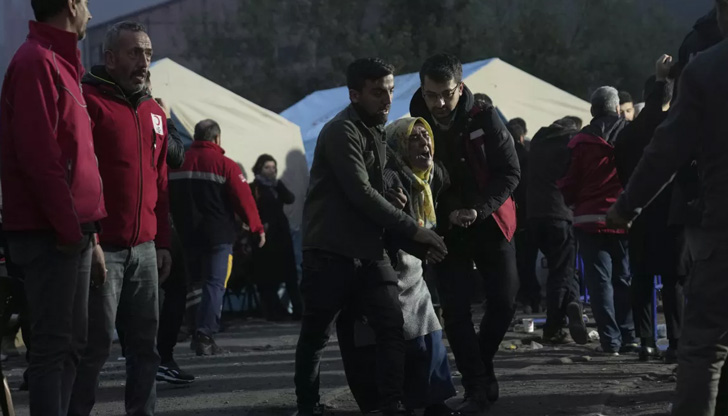 Вредните газове затрудняват достигането до блокираните работнициЕксплозията във въглищната мина