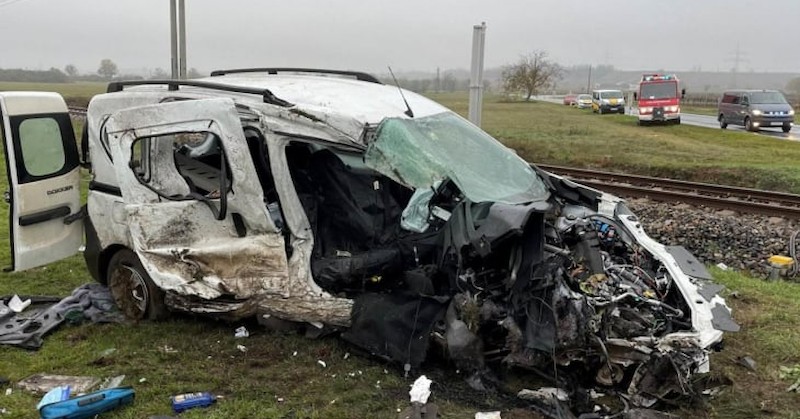 При инцидента загива пътник в колатаВлак удари лек автомобил с