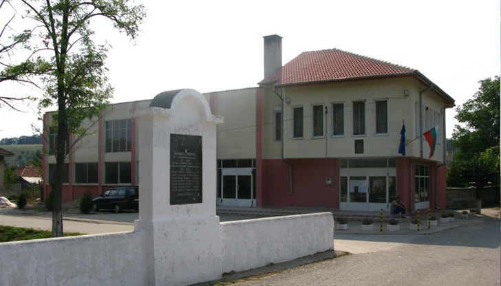 800 души имат право на глас, но повечето са зад