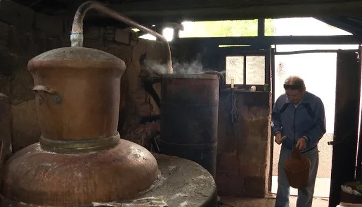 Домашната ракия стига до крайния потребител за три лева на