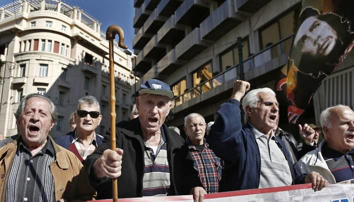 Протестиращите: Ние сме на ръба на бедността и гладаСтотици пенсионери излязоха