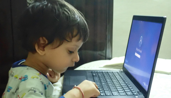 Децата започват да страдат от екранна зависимост от 6-месечна възрастЛипсата