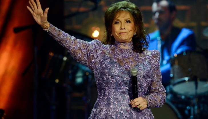 Лорета Лин е първата жена, спечелила приз за изпълнител на