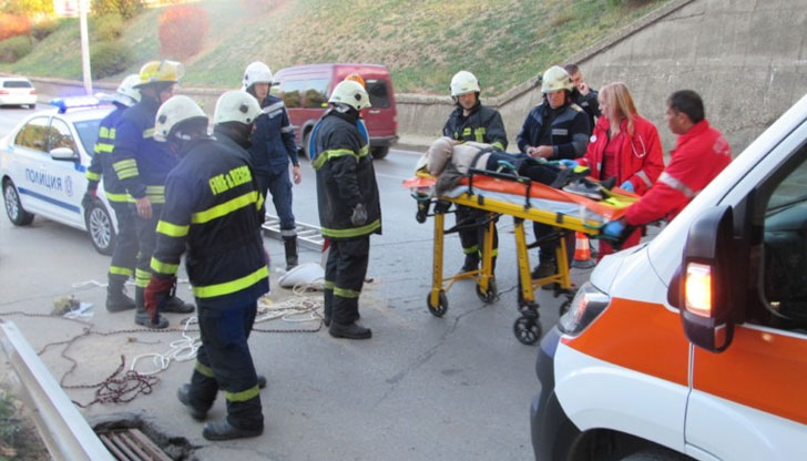 Според работници възрастната жена сама е махнала заграждението и е слязла