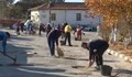 Жители на варненско село сами си ремонтират улиците