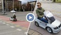 Ноу Хау в Пловдив: Мъж се придвижва с детска количка