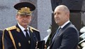 Румен Радев удостои с почетен знак главен комисар Николай Николов