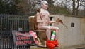 Продават на търг скулптура на Владимир Путин на тоалетна чиния