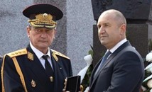 Румен Радев удостои с почетен знак главен комисар Николай Николов