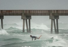 Бурята остави близо 240 хиляди души без електричествоДвама души загинаха