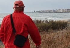 Двамата са влезли в езерото с надуваема рибарска лодка около