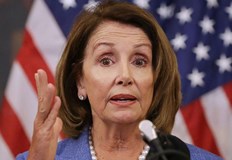 Пелоси председателстваше Камарата на представителите когато на два пъти камарата