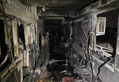 Търсят оцелели сред руините на сградатаТърговска сграда в иракската столица Багдад се